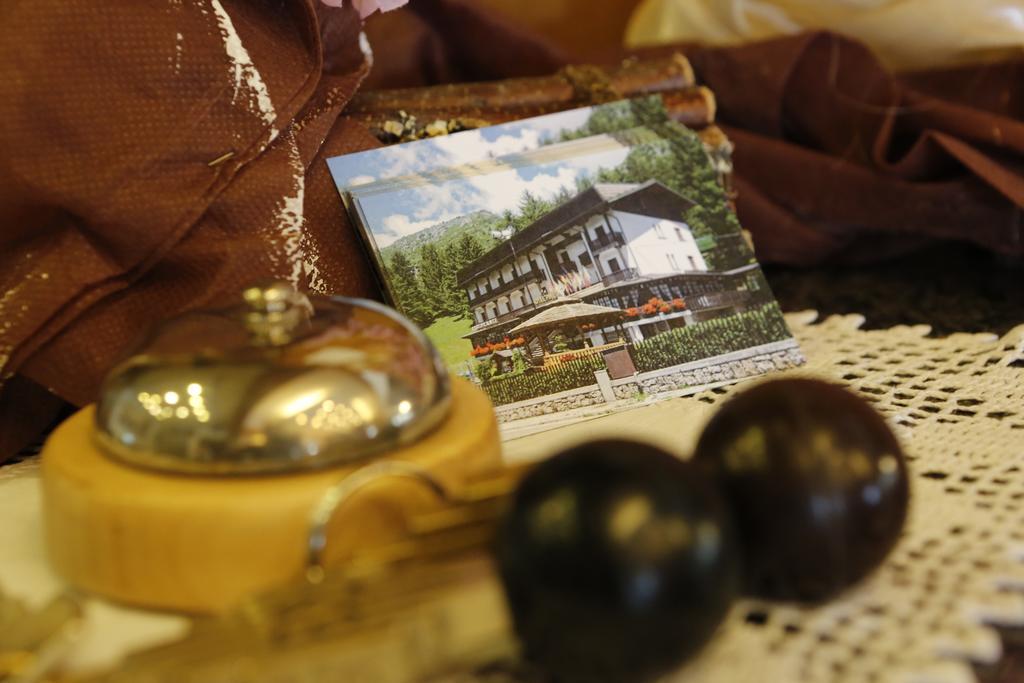 Hotel Pineta Кастионе дела Презолана Екстериор снимка