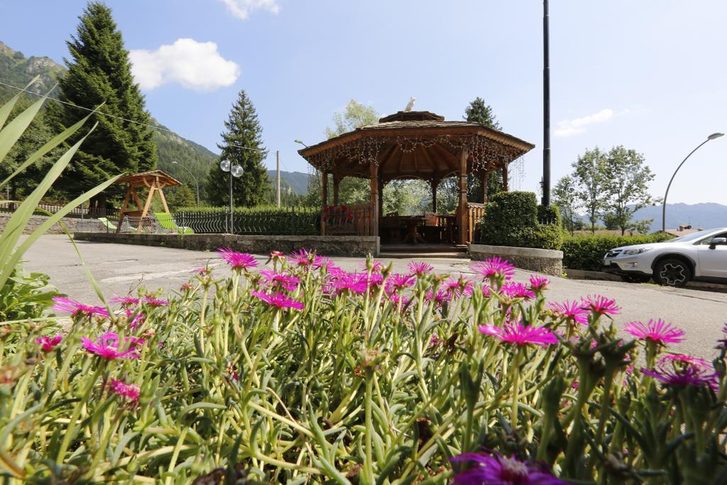 Hotel Pineta Кастионе дела Презолана Екстериор снимка