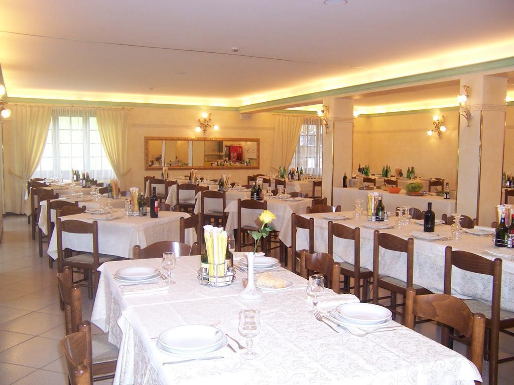 Hotel Pineta Кастионе дела Презолана Екстериор снимка