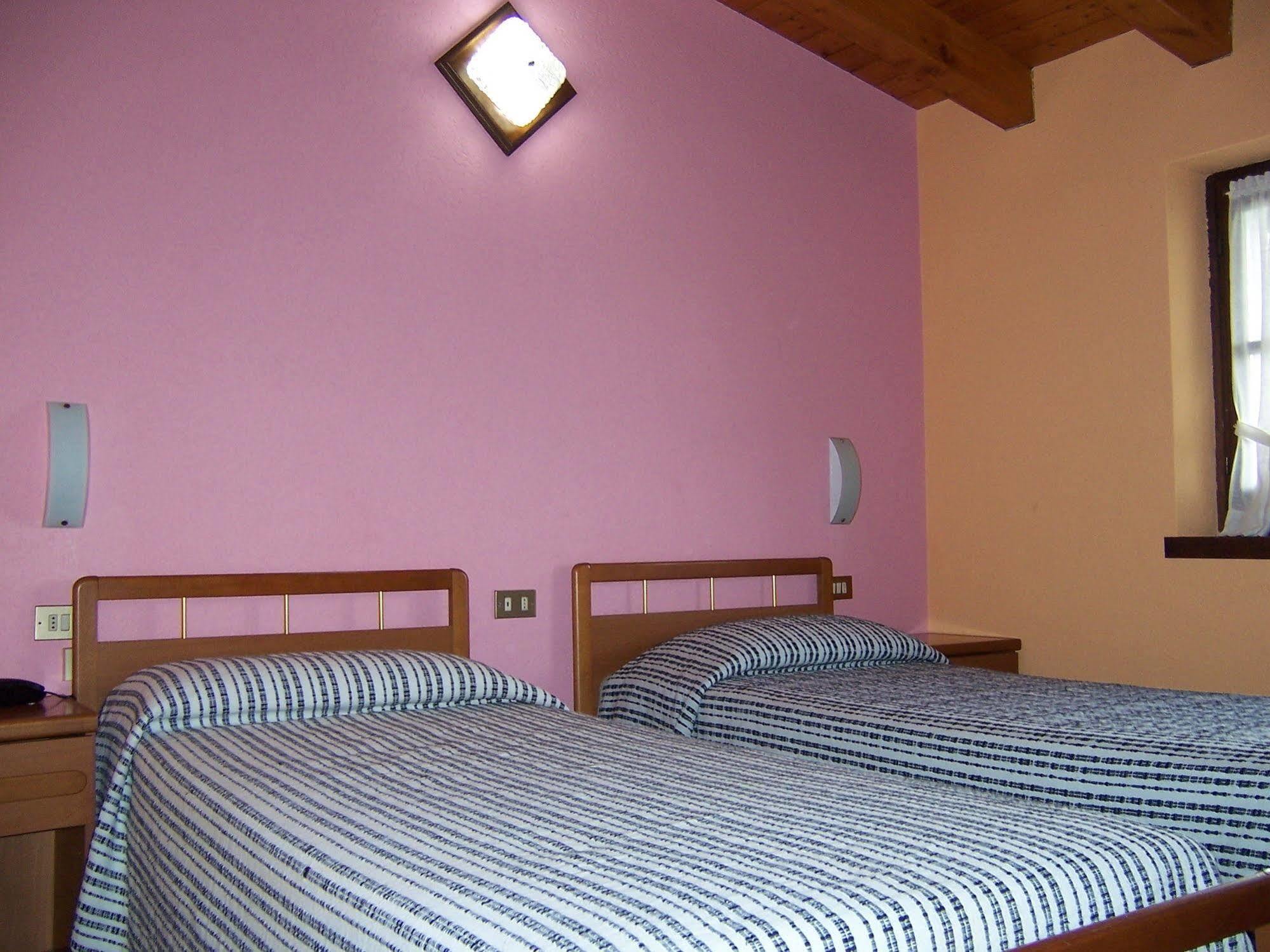 Hotel Pineta Кастионе дела Презолана Екстериор снимка