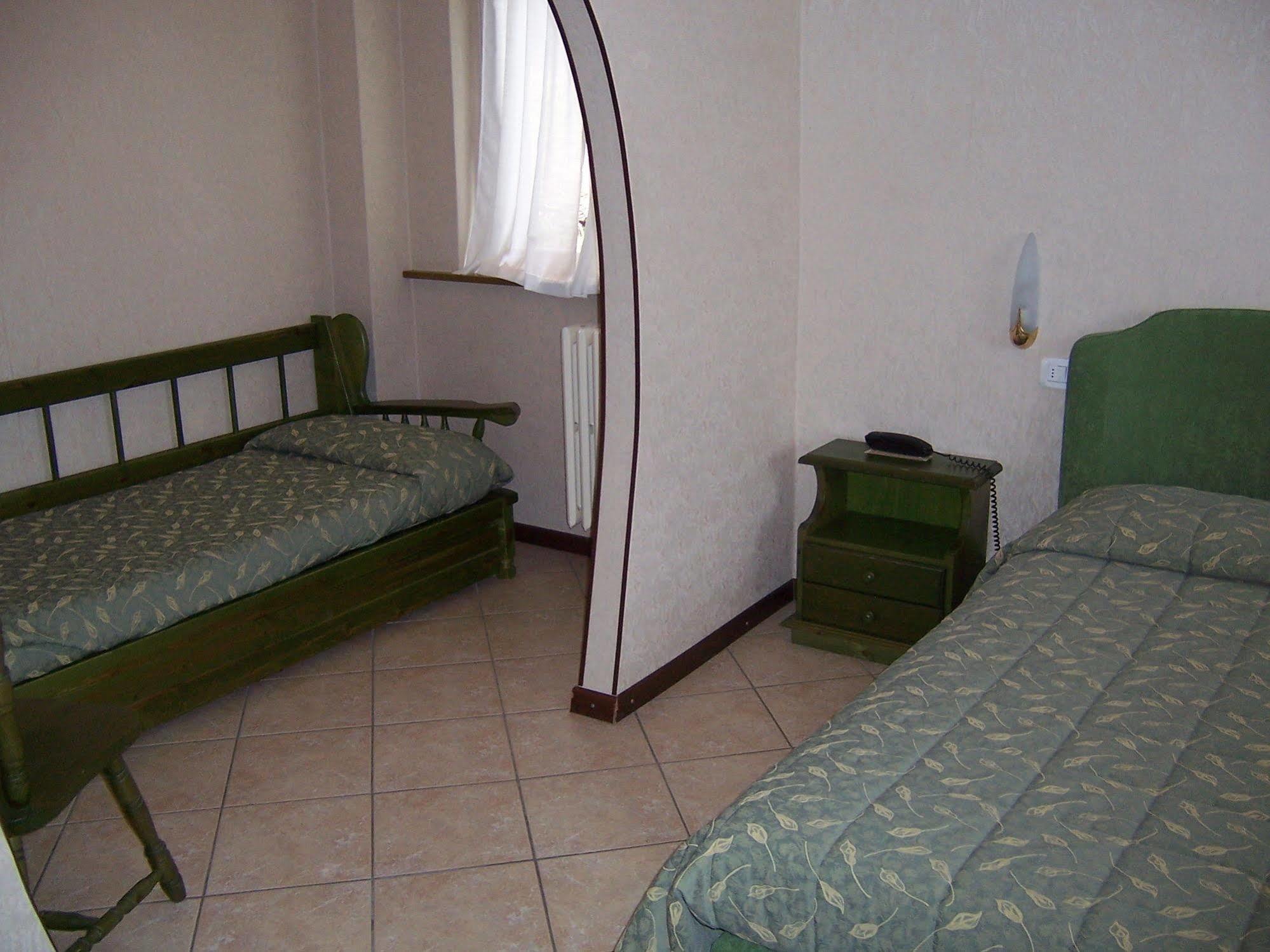 Hotel Pineta Кастионе дела Презолана Екстериор снимка