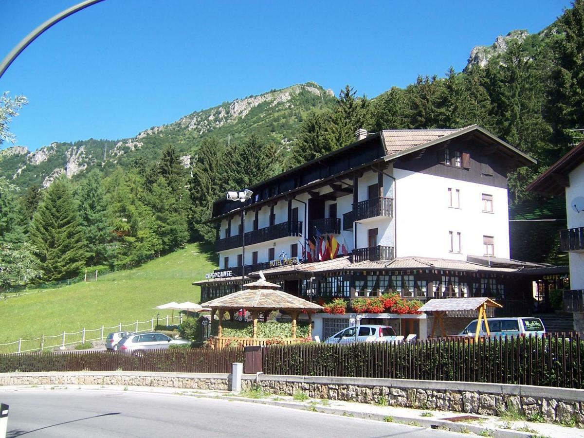Hotel Pineta Кастионе дела Презолана Екстериор снимка